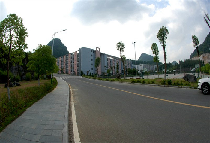 篮球场外.jpg