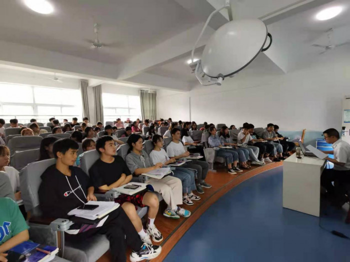 朱晓毅院长走进课堂为学生讲授思政课2.png