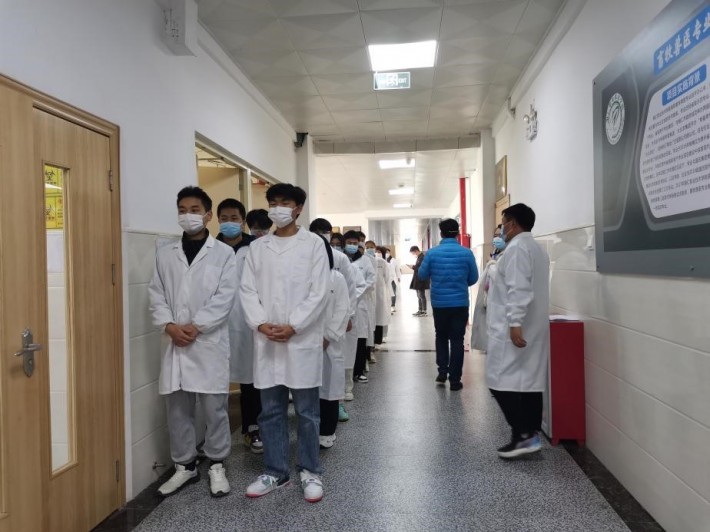 图2  参赛选手排队准备进入赛场.jpg