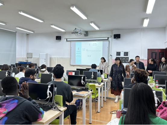 图3：考察国际学生课堂.jpg